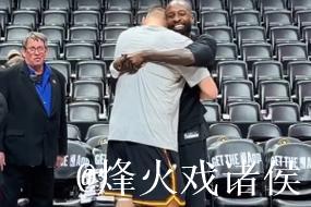 火箭官方社媒:约基奇与杰夫-格林赛前拥抱交谈 火箭官方社媒:约基奇与杰夫-格林赛前拥抱交谈